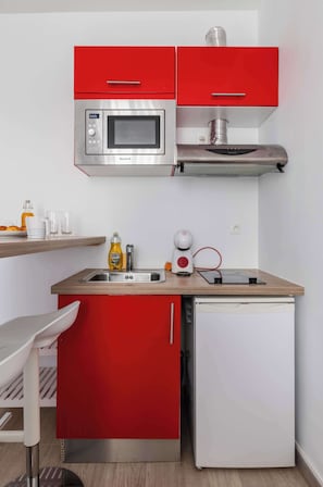 Coffee/tea maker, fridge, microwave, stovetop - Charmant Studio près de Gare du Nord (Paris)