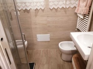 Shower, hair dryer, towels, soap - Vrbo Property (Monterosso al Mare)