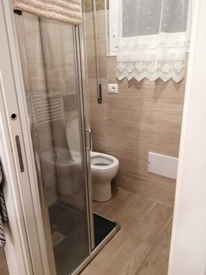 Shower, hair dryer, towels, soap - Vrbo Property (Monterosso al Mare)