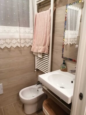 Shower, hair dryer, towels, soap - Vrbo Property (Monterosso al Mare)