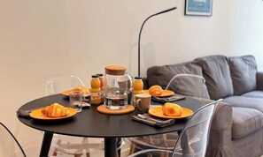 Un tavolo imbandito con piatti di cibo, bicchieri e una caraffa d'acqua.
