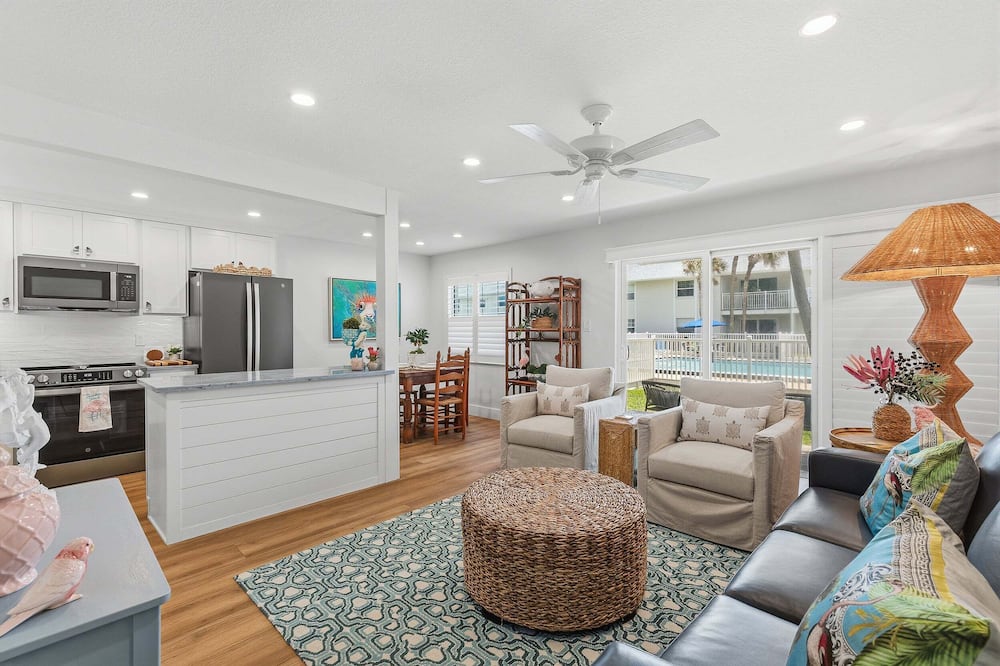 Relaxing King Suite With Poolside Patio & Partial Ocean Views - Edgewater, FL