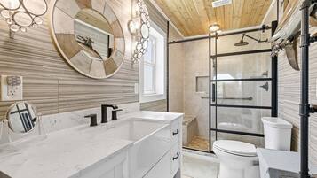 House, Multiple Beds (La De Dah) | Bathroom | Hair dryer, towels, toilet paper