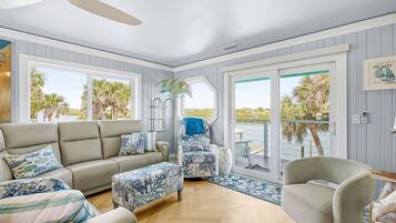 House, Multiple Beds (La De Dah) | Living area