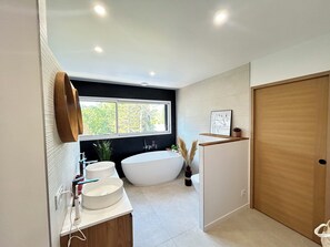 Een douche, een haardroger, handdoeken, zeep