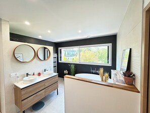 Een douche, een haardroger, handdoeken, zeep