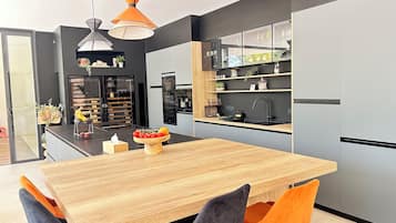 Kaffetrakter/tekoker, kjøleskap, mikrobølgeovn og ovn