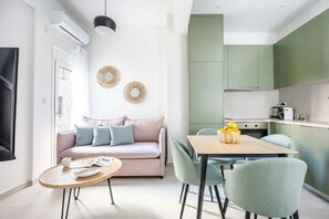 Ein modernes Apartment mit Wohnbereich, Essplatz und Küche.