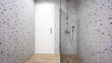 Doccia, asciugacapelli, asciugamani, shampoo