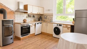 A modern kitchen with a stove, oven, dishwasher, and washing machine. - Jagels-Hammann farm, fitters' apartment, An der Schule 6, 27607 Geestland (Geestland)