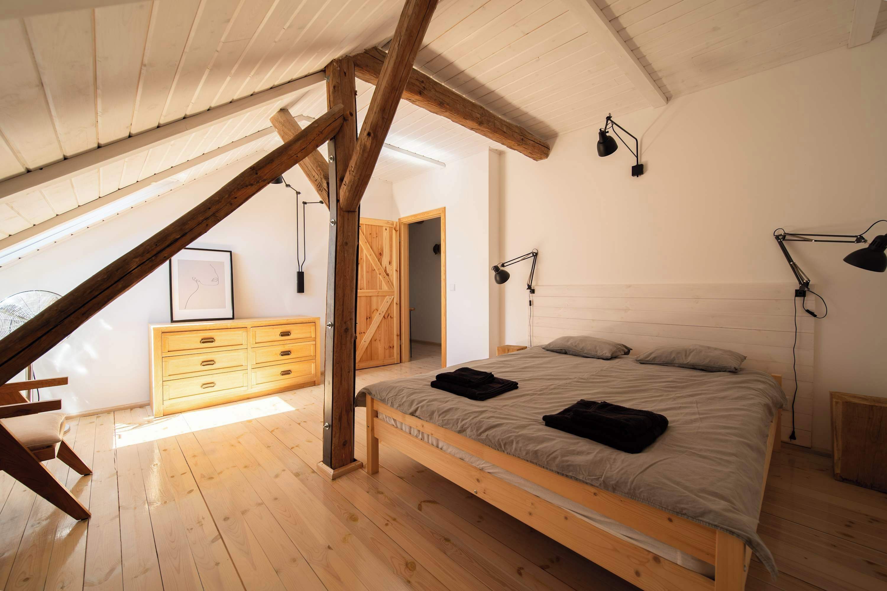 Desk, iron/ironing board, WiFi, bed sheets