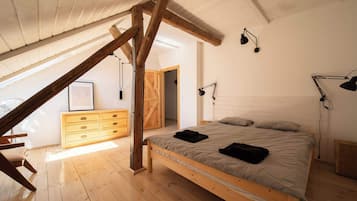 Desk, iron/ironing board, WiFi, bed sheets