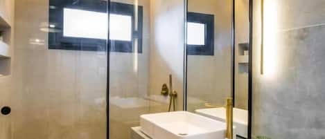 Douche, séchoir à cheveux, shampooing