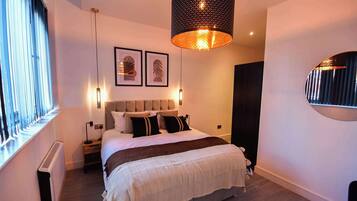 Desk, iron/ironing board, WiFi, bed sheets