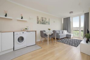 Eine moderne Wohnung mit Küche, Essbereich und Wohnzimmer.