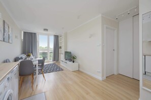 Eine moderne Wohnung mit Küche, Essbereich und Wohnraum.