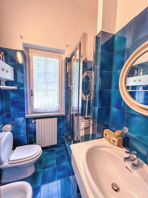 Bruser, hårtørrer, bidet, håndklæder