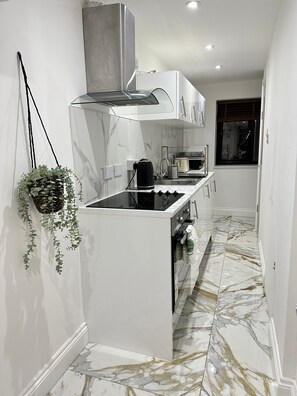 Refrigerador, microondas, horno, placa de cocina
