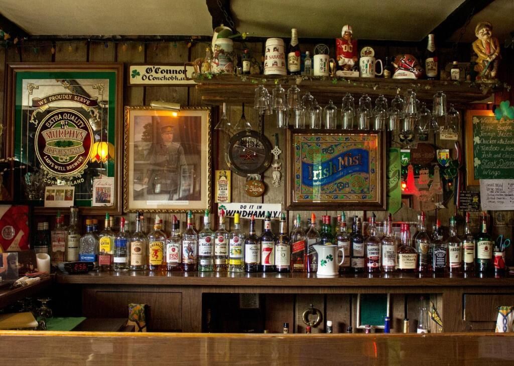 Habitación doble, vista a la montaña | Bar (en la propiedad)