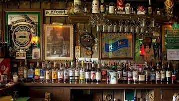 Habitación doble, vista a la montaña | Bar (en la propiedad)