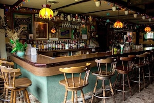 Quarto casal, vista para a montanha | Bar (na propriedade)