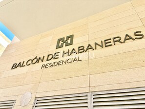 Eine Gebäudefassade mit dem Text 'BALCÓN DE HABANERAS RESIDENCIAL', der auf ein Wohngebäude hinweist.