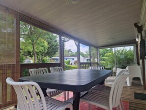 Outdoor dining - Vrbo Property (Saint-Gilles-Croix-de-Vie)