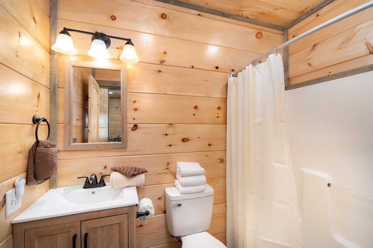 House, 1 King Bed with Sofa bed (Bear Necessity) | Bathroom
