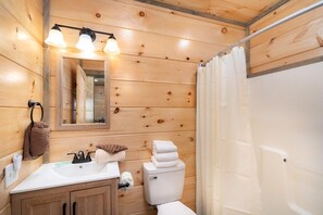 House, 1 King Bed with Sofa bed (Bear Necessity) | Bathroom - Bear Necessity (Gatlinburg)