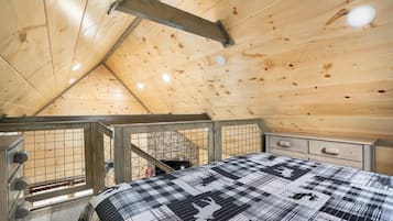 House, 1 King Bed with Sofa bed (Bear Necessity) | 1 bedroom