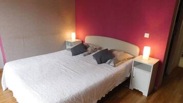 Iron/ironing board, WiFi, bed sheets