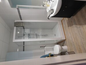 Shower, hair dryer, towels, soap - Vrbo Property (Les Maillys)