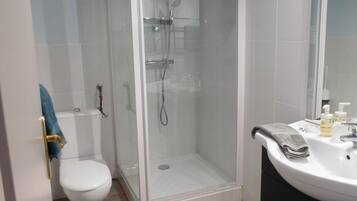 Douche, sèche-cheveux, serviettes fournies, savon