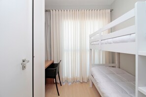 Apartamento | Espaço de trabalho para notebook, ferros/tábuas de passar roupa
