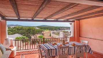 Traditional-Apartment, eingeschränkter Meerblick | Speisen im Freien