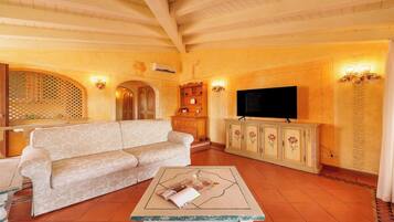 Apartamento tradicional, vista parcial para o mar | Área de estar