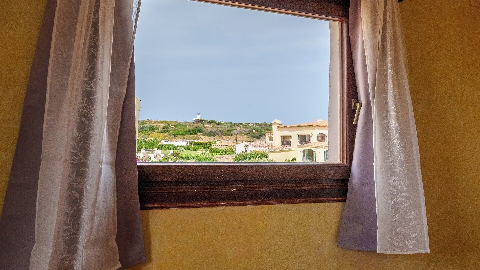 Departamento tradicional, vista parcial al mar | Interior