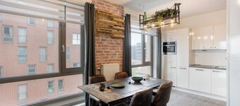 Spacious Amsterdam-edge retreat: sunset balcony & 6 min train to Ams
