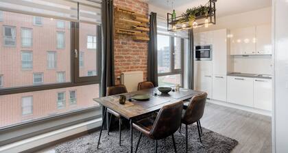 Spacious Amsterdam-edge retreat: sunset balcony & 6 min train to Ams