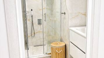 Douche, serviettes fournies, papier toilette