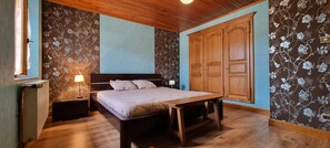 Tabla de planchar con plancha, cuna de viaje, ropa de cama