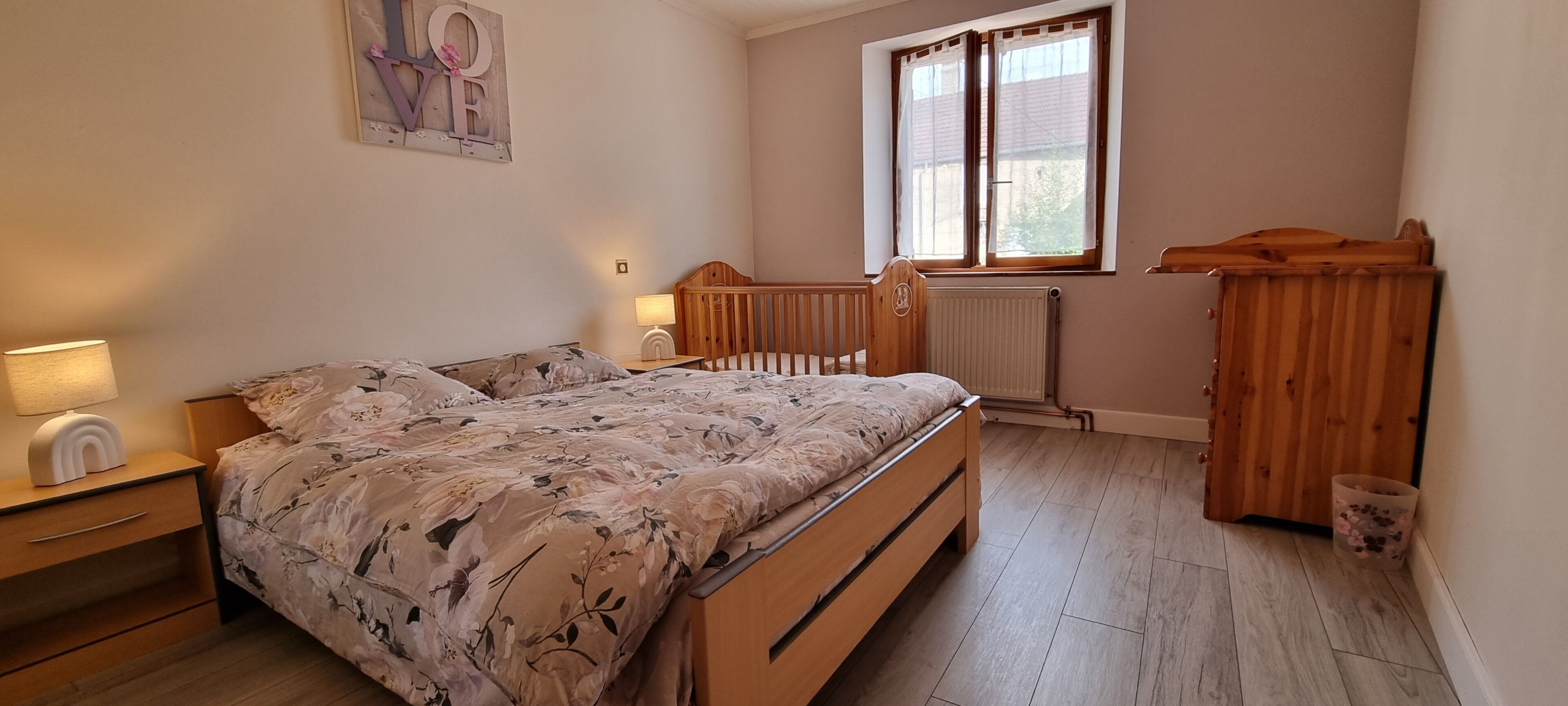 3 slaapkamers, een strijkplank/strijkijzer, reisbedje, beddengoed