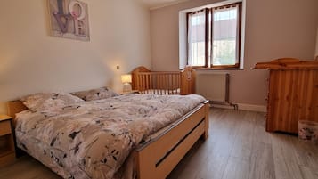 3 slaapkamers, een strijkplank/strijkijzer, reisbedje, beddengoed