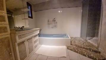Dutxa, assecador de cabells, tovalloles i sabó