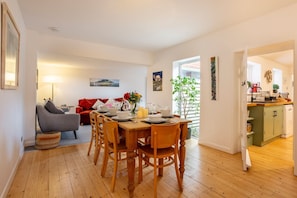 Un apartamento moderno con comedor, sala de estar y cocina.