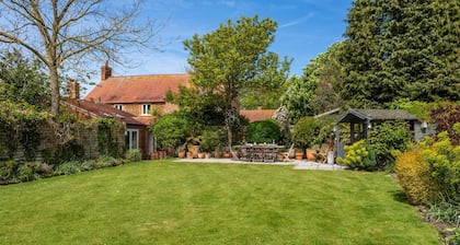 Holme Cottage - Four Bedroom Villa, Sleeps 8