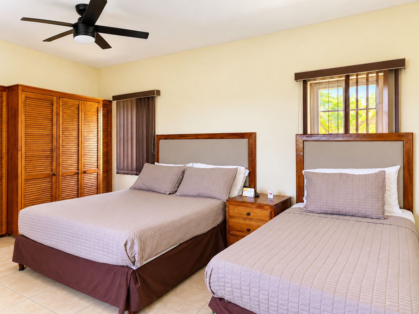 Studio 4 with queen bed and single bed