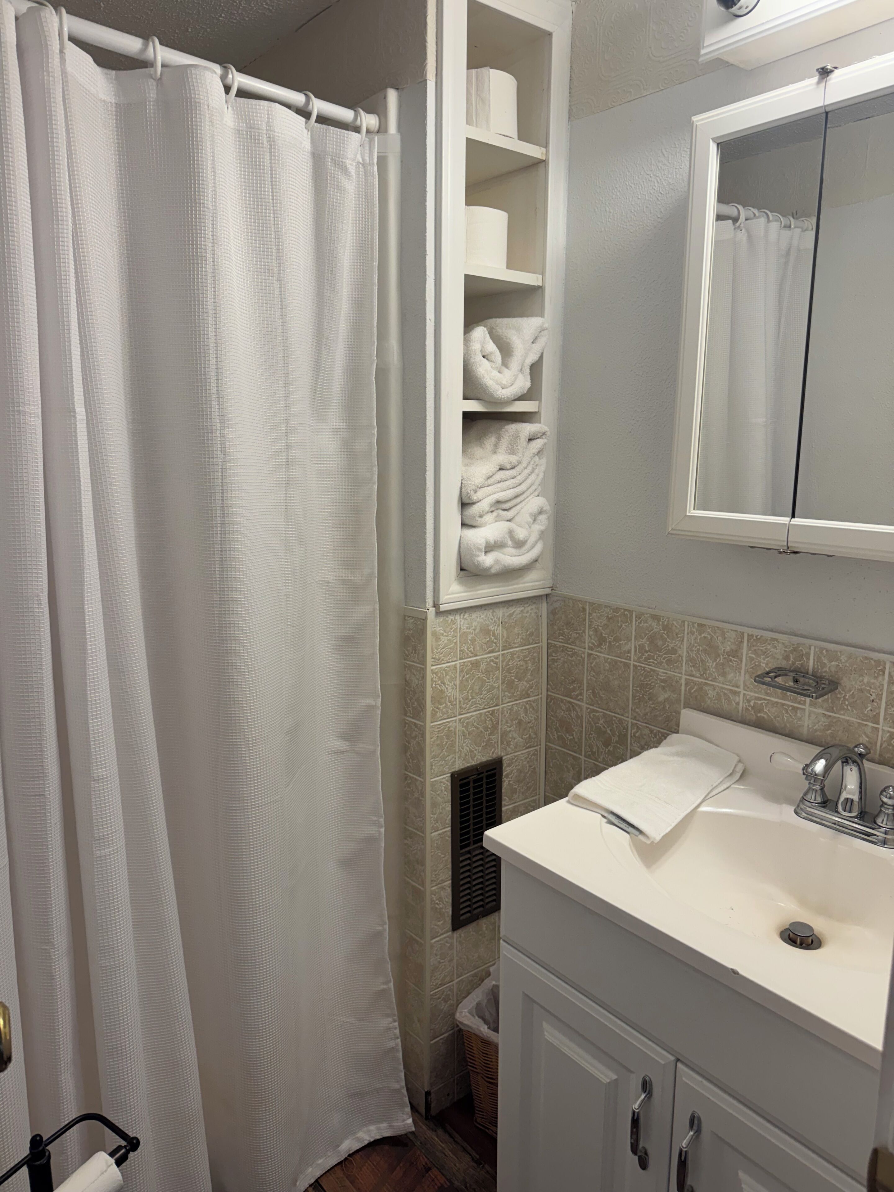 Douche, serviettes fournies, papier de toilette