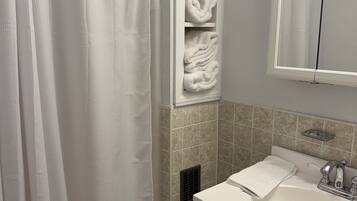 Douche, serviettes fournies, papier de toilette