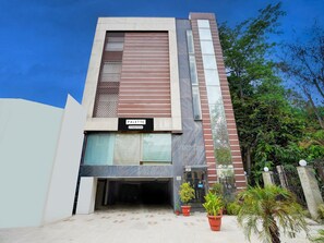 Un edificio moderno con un letrero que dice 'PALETTE & Company Services'.